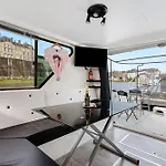 Bateau Elvis 船上ホテル