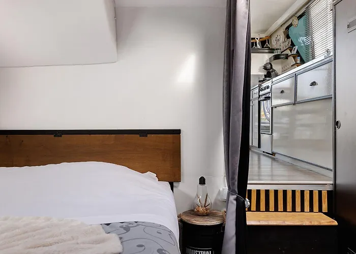 Bateau Elvis 船屋 萨布勒叙赫萨赫特