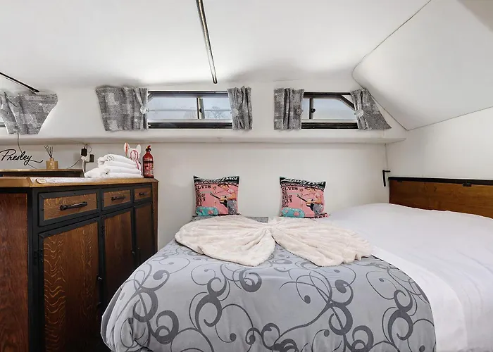 Bateau Elvis 船屋 萨布勒叙赫萨赫特