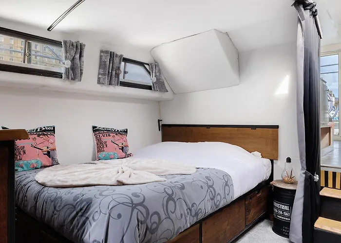 Bateau Elvis 船屋 萨布勒叙赫萨赫特