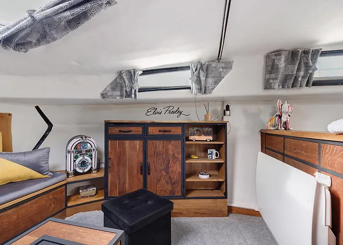 船屋 Bateau Elvis *